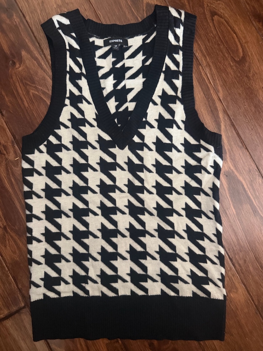 Women’s Express Houndstooth Sweater Vest Size Medium Ivory/Black BNWoT